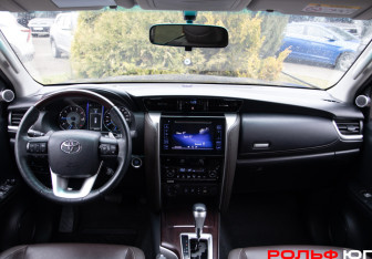 Подержанный автомобиль Toyota Fortuner 2018 года (11 фото)