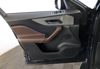 Подержанный автомобиль Jaguar F-Pace 2017 года (24 фото)