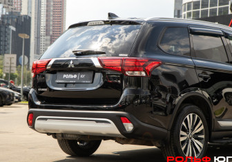 Подержанный автомобиль Mitsubishi Outlander 2021 года (15 фото)