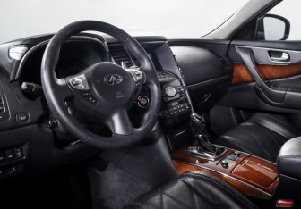 Подержанный автомобиль Infiniti FX 2012 года (14 фото)