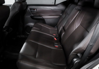 Подержанный автомобиль Toyota Fortuner 2022 года (10 фото)