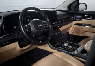Подержанный автомобиль Kia Carnival 2020 года (12 фото)