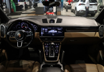 Подержанный автомобиль Porsche Cayenne 2018 года (24 фото)