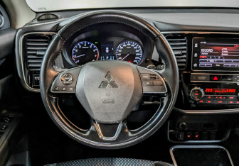 Подержанный автомобиль Mitsubishi Outlander 2020 года (21 фото)