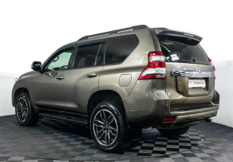 Подержанный автомобиль Toyota Land Cruiser Prado 2015 года (7 фото)