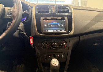 Подержанный автомобиль Renault Logan Sedan 2014 года (16 фото)