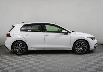 Подержанный автомобиль Volkswagen Golf Hatchback 2021 года (4 фото)