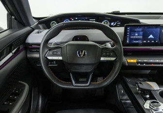 Подержанный автомобиль Changan UNI-V 2023 года (11 фото)