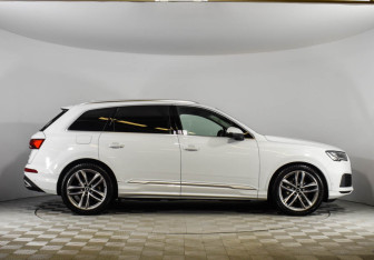 Подержанный автомобиль Audi Q7 2021 года (6 фото)