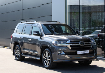 Подержанный автомобиль Toyota Land Cruiser Suv 2019 года (3 фото)