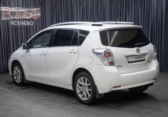 Подержанный автомобиль Toyota Verso 2012 года (7 фото)