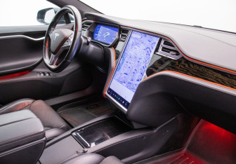 Подержанный автомобиль Tesla Model S 2018 года (10 фото)