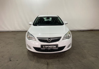 Подержанный автомобиль Opel Astra Hatchback 2011 года (2 фото)
