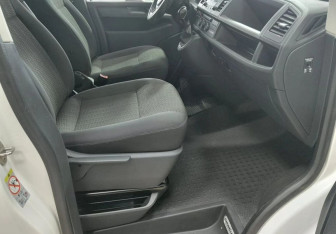 Подержанный автомобиль Volkswagen Caravelle 2018 года (17 фото)