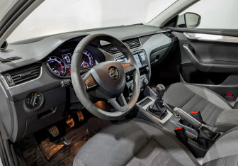 Подержанный автомобиль Skoda Octavia Liftback 2019 года (16 фото)