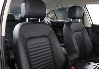 Подержанный автомобиль Volkswagen Passat Sedan 2017 года (16 фото)