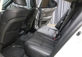 Подержанный автомобиль Lexus ES 2019 года (12 фото)