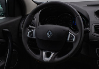 Подержанный автомобиль Renault Fluence 2010 года (15 фото)