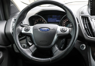Подержанный автомобиль Ford Kuga 2015 года (16 фото)