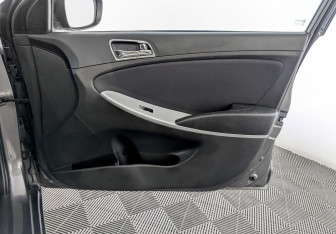 Подержанный автомобиль Hyundai Solaris Sedan 2012 года (24 фото)