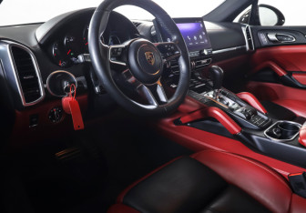 Подержанный автомобиль Porsche Cayenne 2015 года (15 фото)
