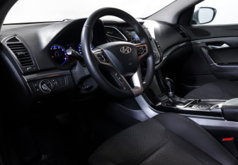 Подержанный автомобиль Hyundai i40 Sedan 2013 года (14 фото)