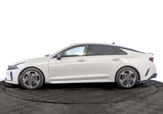 Подержанный автомобиль Kia K5 2022 года (8 фото)