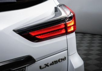 Подержанный автомобиль Lexus LX 2015 года (21 фото)