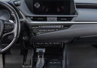 Подержанный автомобиль Lexus ES 2018 года (12 фото)