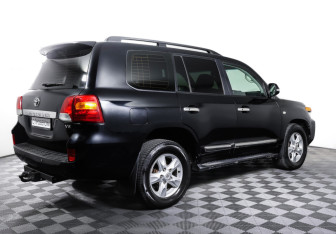 Подержанный автомобиль Toyota Land Cruiser Suv 2012 года (5 фото)