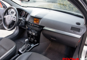 Подержанный автомобиль Opel Astra Sedan 2011 года (7 фото)