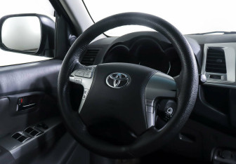 Подержанный автомобиль Toyota Hilux 2013 года (9 фото)