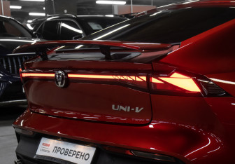 Подержанный автомобиль Changan UNI-V 2023 года (25 фото)