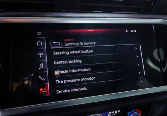 Подержанный автомобиль Audi Q3 2021 года (19 фото)