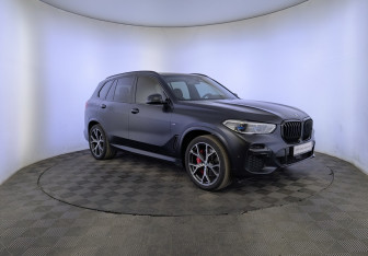 Подержанный автомобиль BMW X5 2021 года (3 фото)
