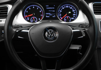 Подержанный автомобиль Volkswagen Golf Hatchback 2013 года (10 фото)