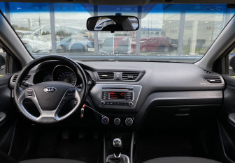 Подержанный автомобиль Kia Rio Sedan 2016 года (11 фото)
