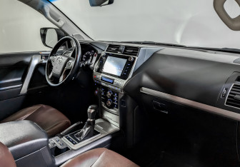 Подержанный автомобиль Toyota Land Cruiser Prado 2019 года (10 фото)