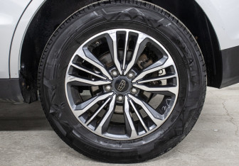 Подержанный автомобиль Geely Emgrand X7 2019 года (20 фото)