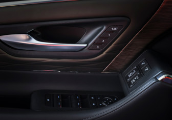 Подержанный автомобиль Toyota Alphard 2023 года (24 фото)