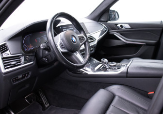 Подержанный автомобиль BMW X7 2021 года (10 фото)