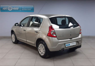 Подержанный автомобиль Renault Sandero 2010 года (7 фото)