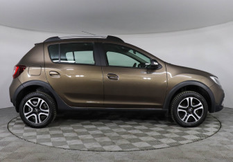 Подержанный автомобиль Renault Sandero 2022 года (4 фото)