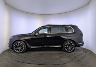 Подержанный автомобиль BMW X7 2024 года (8 фото)