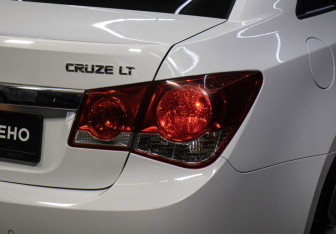 Подержанный автомобиль Chevrolet Cruze Sedan 2011 года (21 фото)