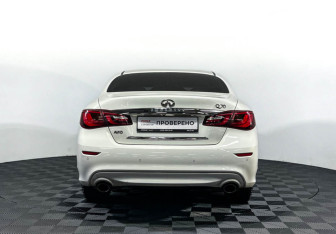 Подержанный автомобиль Infiniti Q70 2015 года (6 фото)