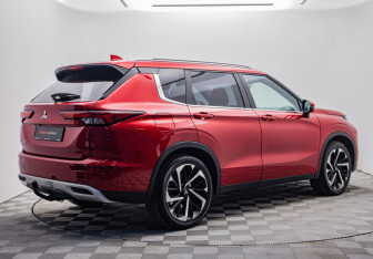 Подержанный автомобиль Mitsubishi Outlander 2022 года (5 фото)