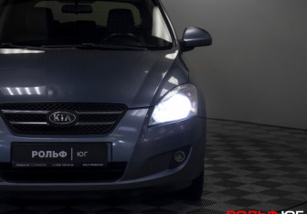 Подержанный автомобиль Kia Ceed Hatchback 2008 года (21 фото)