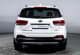 Подержанный автомобиль Kia Sorento 2016 года (6 фото)