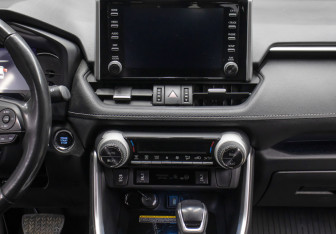 Подержанный автомобиль Toyota RAV4 2022 года (14 фото)